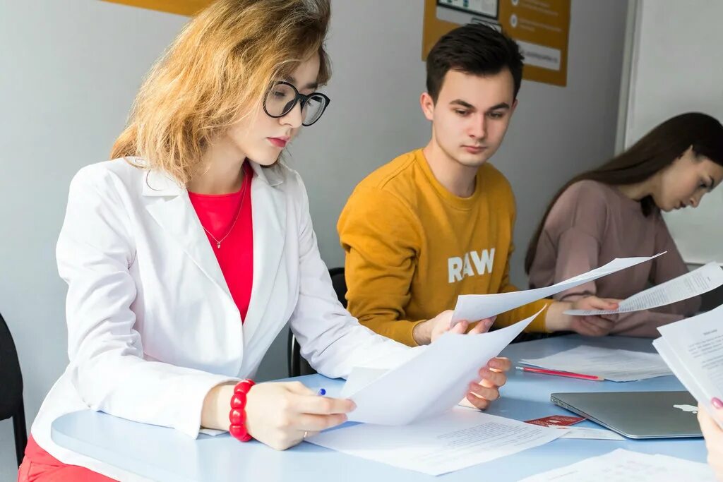 подготовка к огэ с репетитором. курсы егэ. ученик. школьники на егэ. репетиторство егэ.