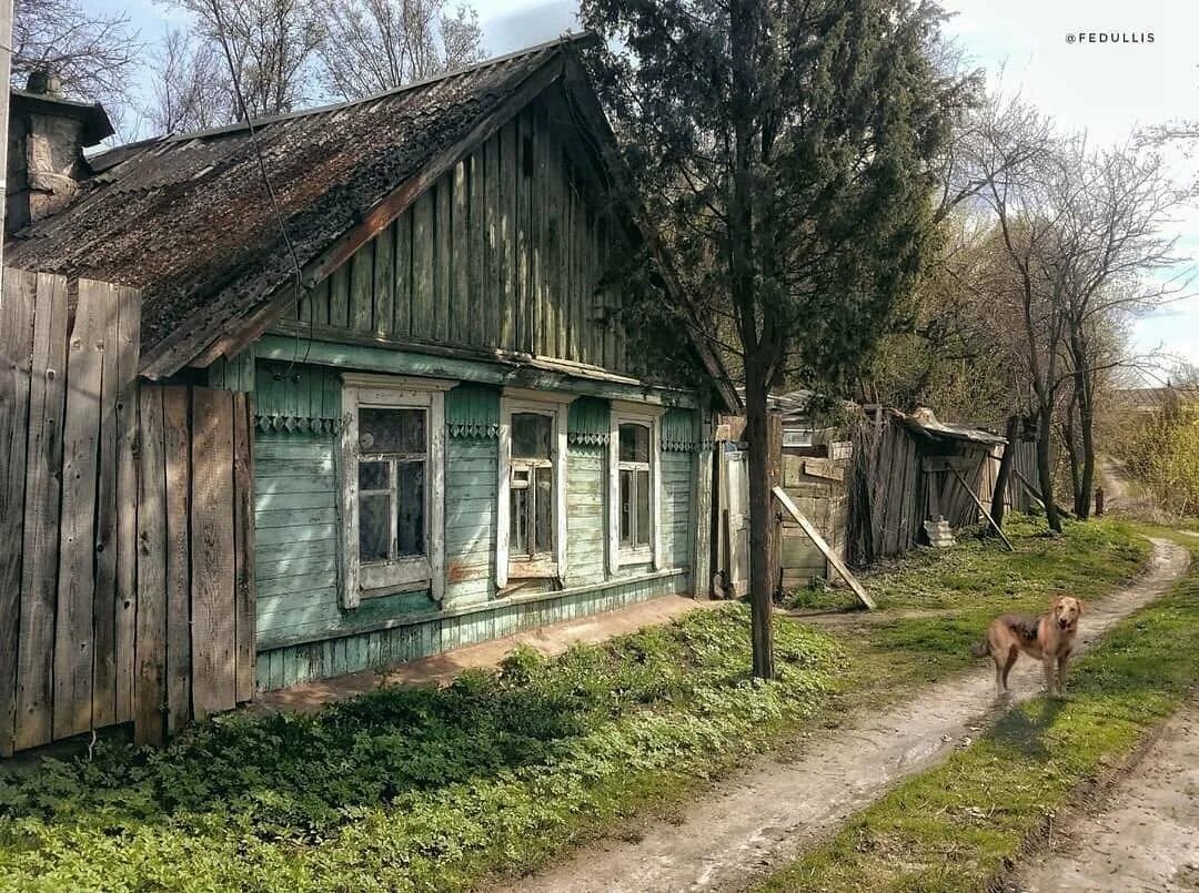 Советский дом в деревне. Русская деревня. Русские Деревенские дома. Деревенский домик в Росси. Настоящий деревенский домик.