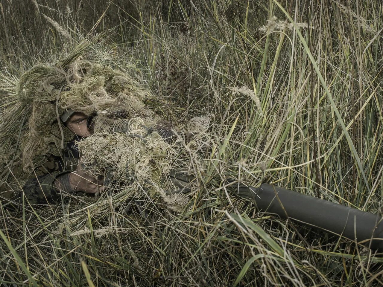 И где для меня и где засада. Снайпер в засаде. Снайпер на позиции. Военный в засаде. Замаскированный солдат.