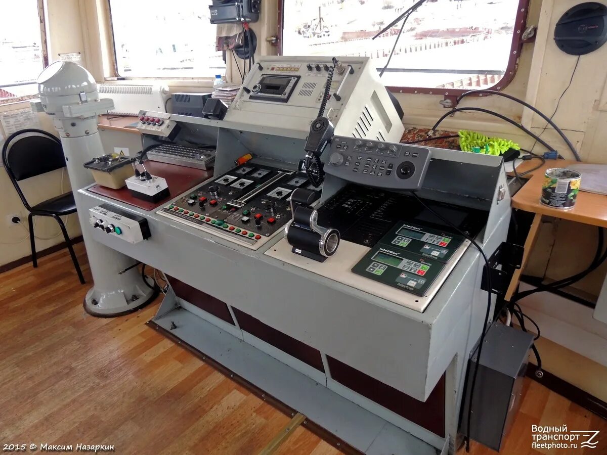 Управление ходом судна. Ходовая рубка «арли бёрк». Теплоход проекта 302 рубка. Ходовой мостик 22350. Приборы на корабле.
