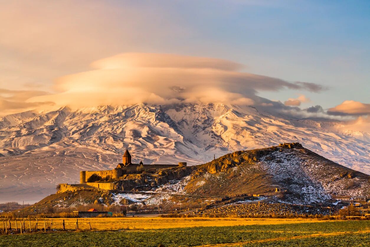 Горе в армении. Горе в армении. Хор вирап арарат. Монастырь хор вирап и арарат. Хор вирап армения.