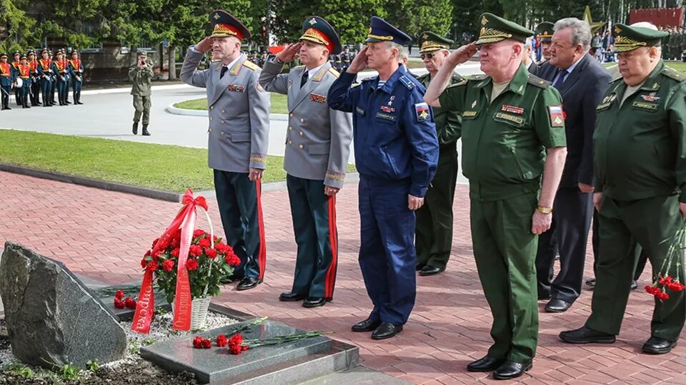 Сайт нввку новосибирское. Новосибирске высшее общевойсковое командное училище. Академгородок Новосибирск НВВКУ. Аллея героев НВВКУ. Аллея героев НВВКУ Новосибирск.