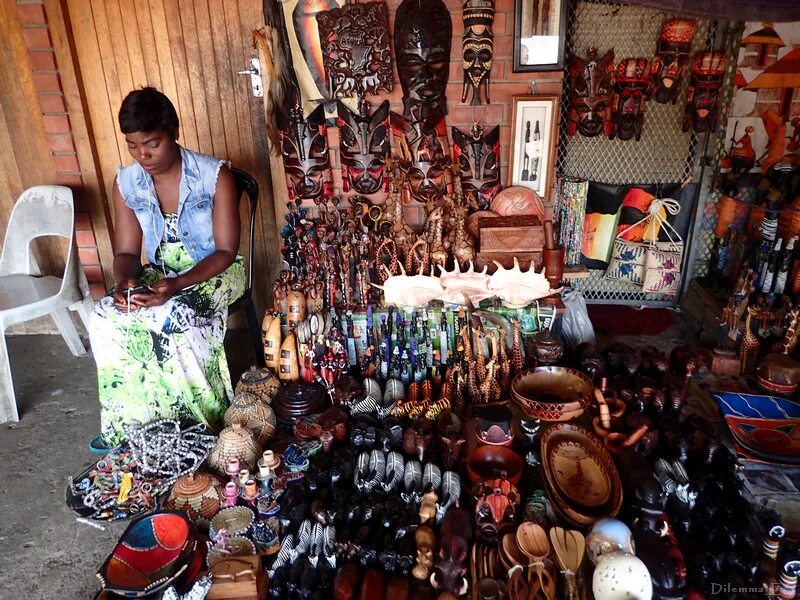 Сувенирный рынок. Африканский рынок сувениры. Сувениры из Африки. Сувениры Африки.