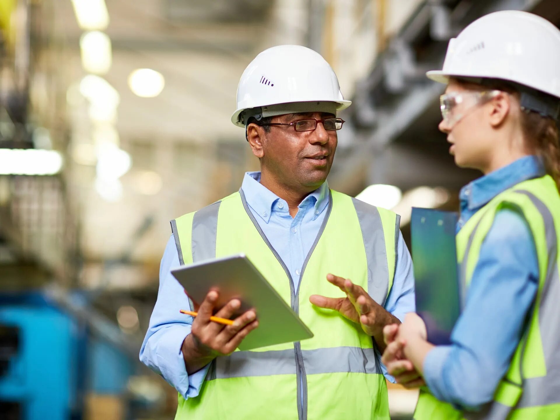 Рабочие на стройке. Монтажник фотографии. Ремонтин. Специалист по охране труда. Рабочий в каске.