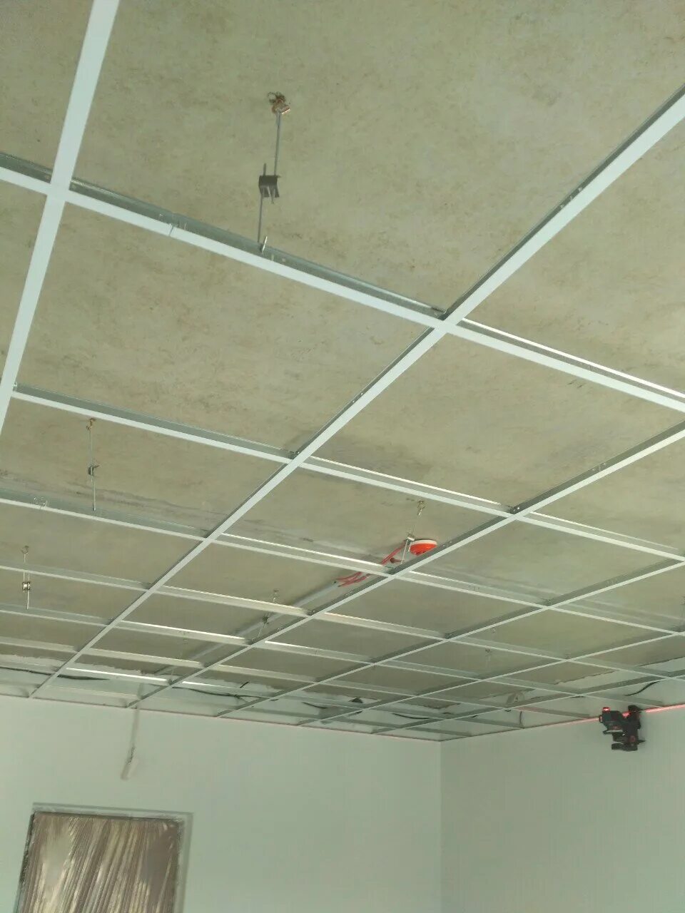 Армстронг кассетный 600/1200. Монтаж армстронга работа. Монтаж армстронга работа. Монтаж армстронга работа. Армстронг крепление подвесов.