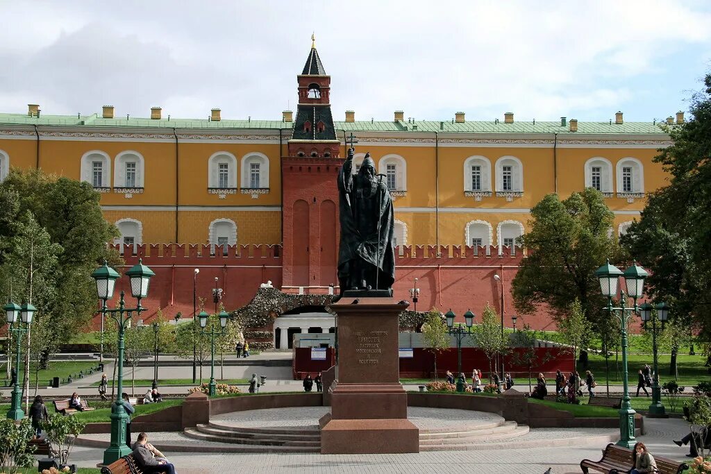 Нижний александровский сад москва. Александровский сад москва. Памятник александровский парк москва. Барельефы памятника гермогену в александровском саду. Автор александровского сада.
