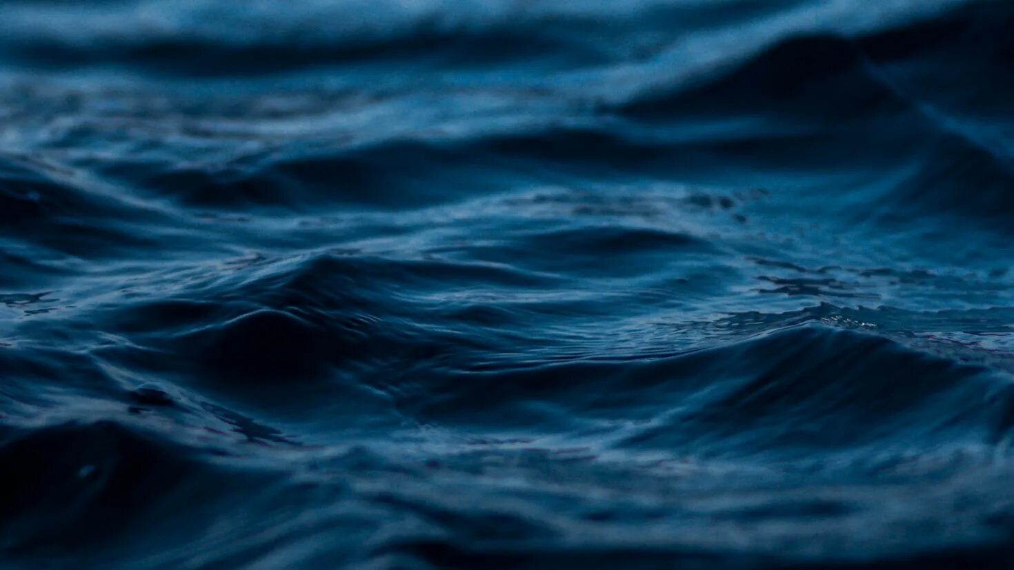 Снится вода океан. Гладь воды. Синее море. Темно синее море. Темно синяя вода.