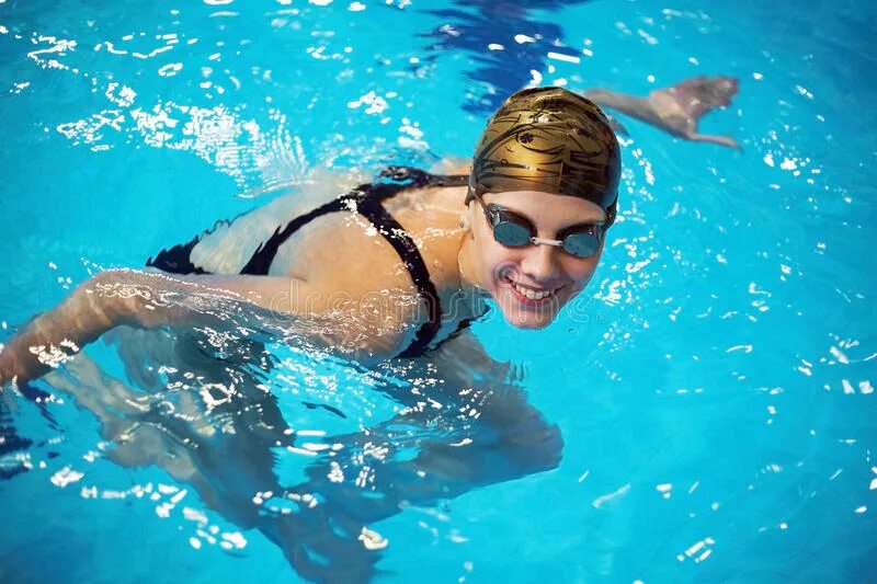 Плавание в очках в бассейне. Человек плывет. Очки для бассейна. Дети плавают в бассейне. Пловец очки.