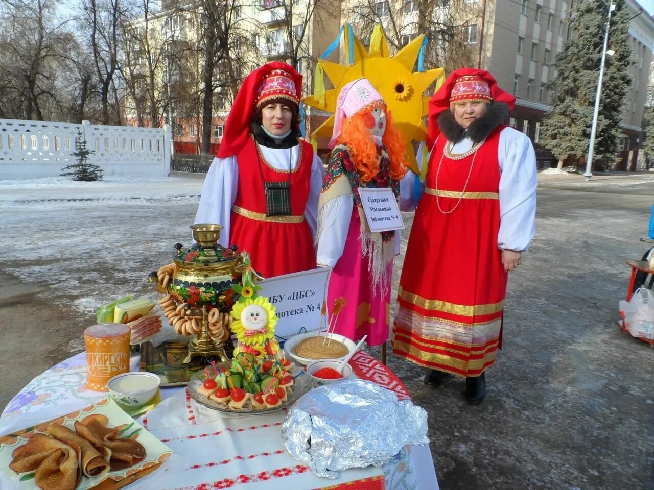 Масленица октябрьский башкортостан. Широкая Масленица. Масленица Октябрьский. Масленица город Октябрьский. Украшение блинов на Масленицу для выставки.