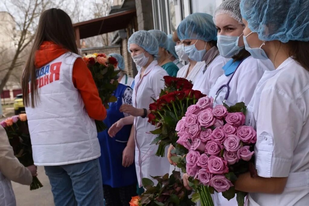 Волонтеры цветы. Спасибо врачам и медсестрам. Цветок волонтерства. Медсестра с розой. Волонтеры с розами.