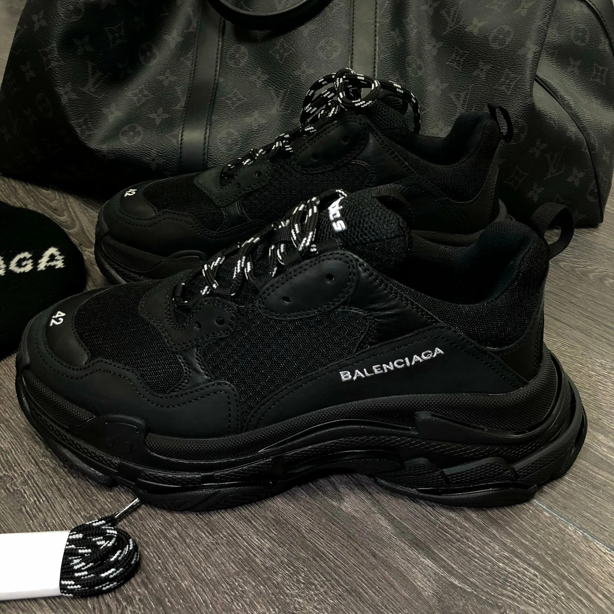 Баленсиага Triple s Black. Кроссовки Баленсиага Triple s Black. Баленсиага трипл s мужские черные. Черные кроссовки 2020 Баленсиага.