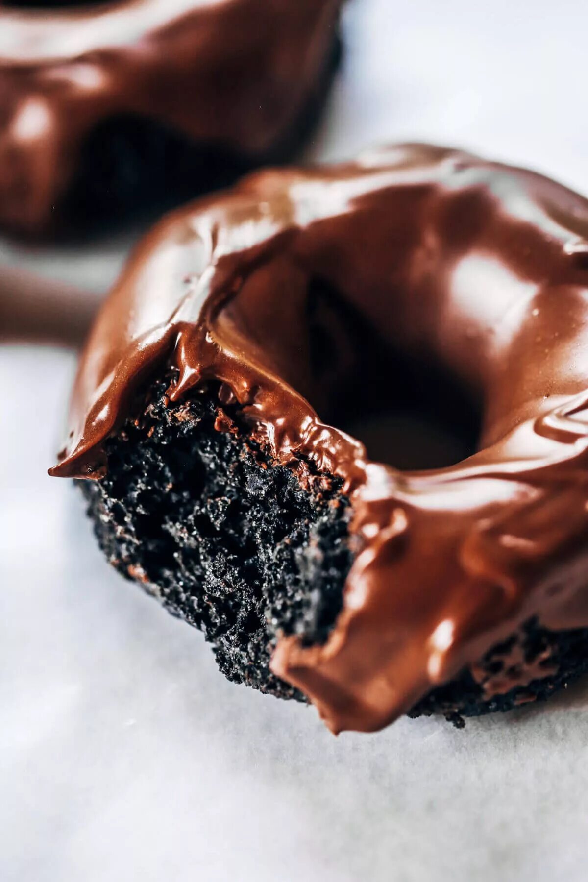 Почему шоколад тает в руках. Тающий шоколад. Шоколад тает. Шоколадный пончик. Растаявший шоколад.