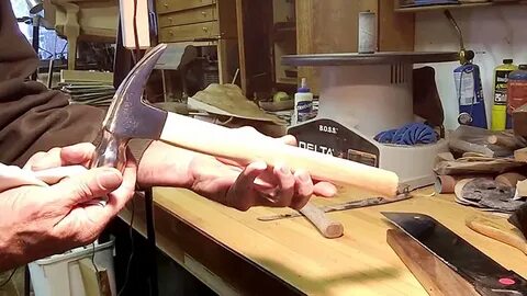 Объясните способ насаживания молотка на рукоятку