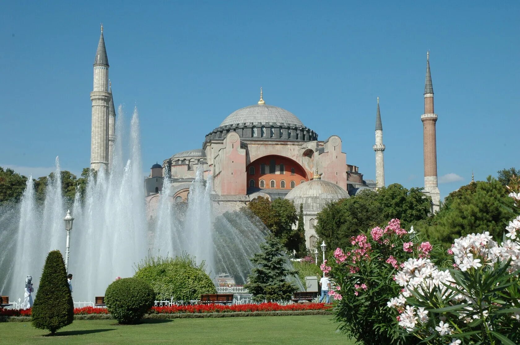 Туры в стамбул из нижнего. Кемер Стамбул. Шишхане Стамбул. Вейрон Стамбул. Парки Стамбула.