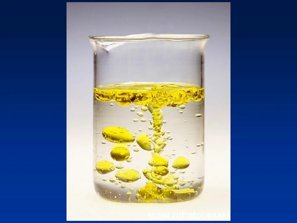 Масло в воде. Растительное масло в воде. Опыт с маслом и водой. Масло и вода в стакане. Мальчик масло вода