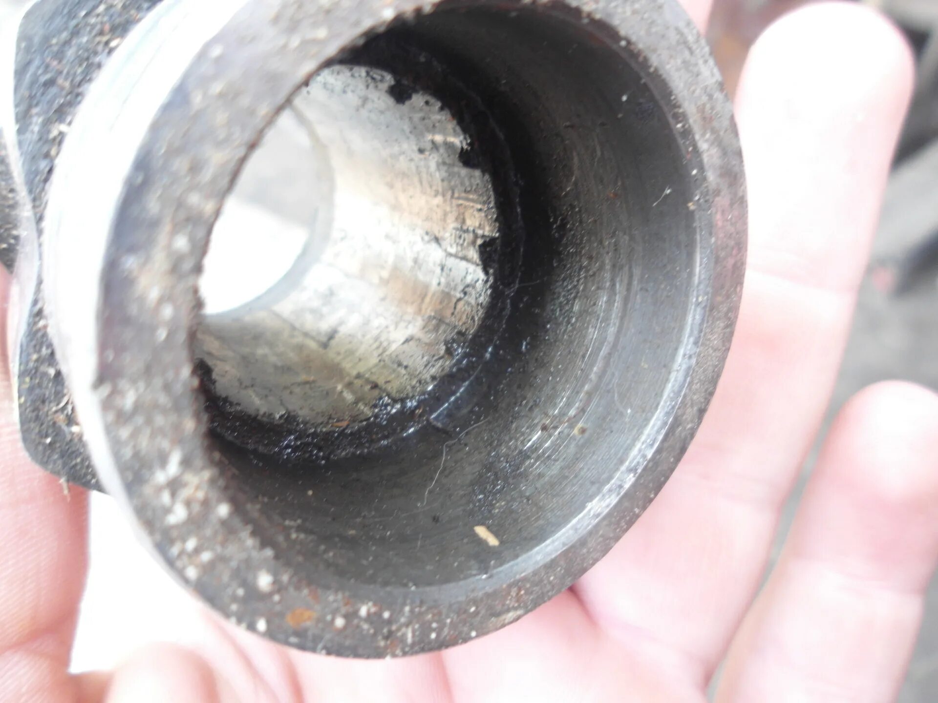 Как называется медные втулки на генераторе приора. Устройство втулки переднего колеса. Куда вставляется втулка. Втулка опора стартера ваз 2109. Как установить втулки втулка ост 4г0.