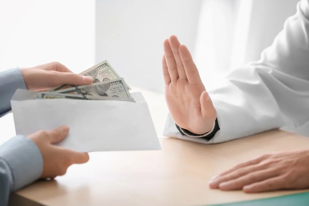 Nocorruption. Человек отказывается от денег. Отказывается от денег. Рука протягивает деньги. Человек отказывается от денег.