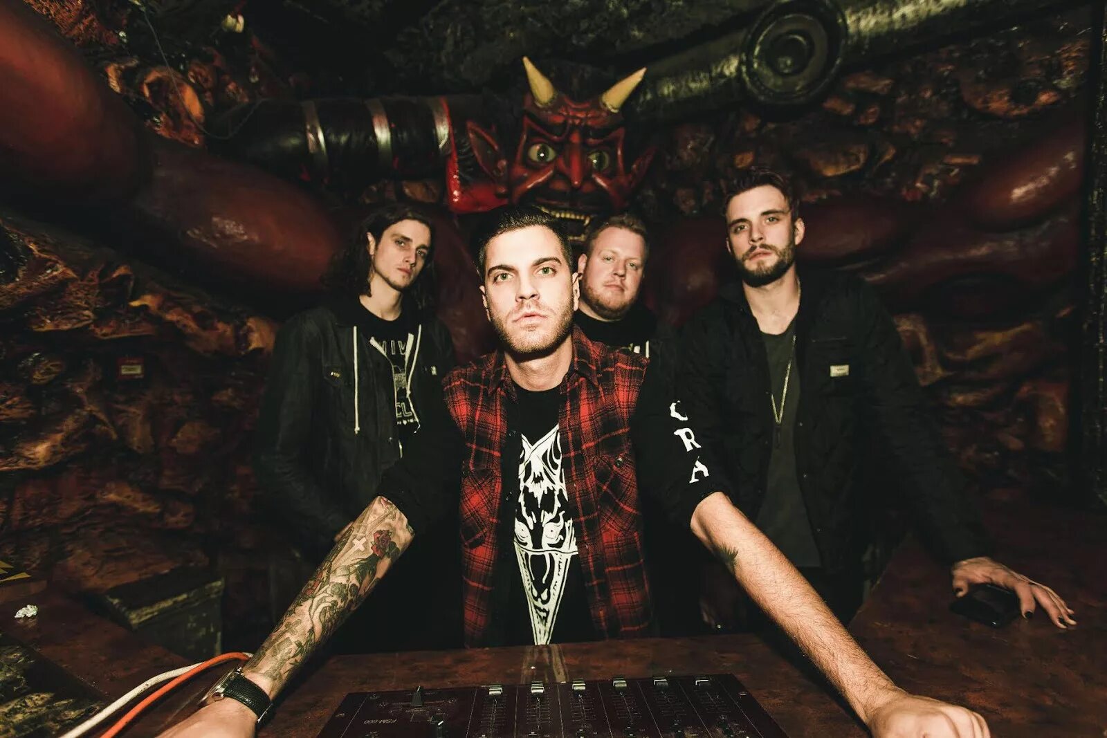 Stabbing in the dark. Ice nine kills the silver scream. Ice nine kills. Вокалист группы ice nine kills. Ice nine kills.