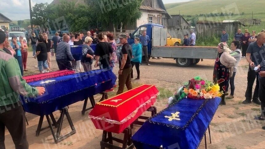 Видео похорон семьи. Видео похорон семьи. Видео похорон семьи. Прощание с погибшими в ейске. Видео похорон семьи.