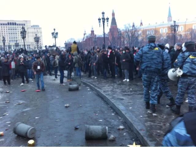 2010 декабрь 23. Беспорядки на Манежной площади 2010. Митинг на Манежной площади 2010. Манежка 2010 националисты. Манежка 2010 беспорядки.