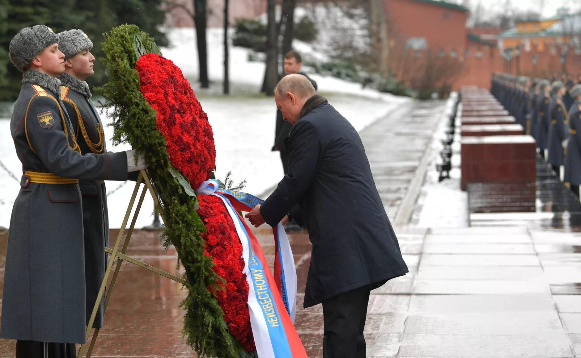день возложения венков. возложение венков. день возложения венков. церемонии возложения венков к мемориалам. возложение цветов к могиле неизвестного солдата.