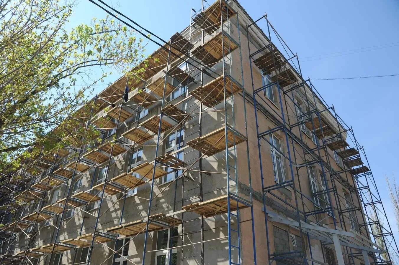 Ремонт многоквартирного дома. 4 года капремонта. Капремонт. 4 года капремонта. Капремонт дома.