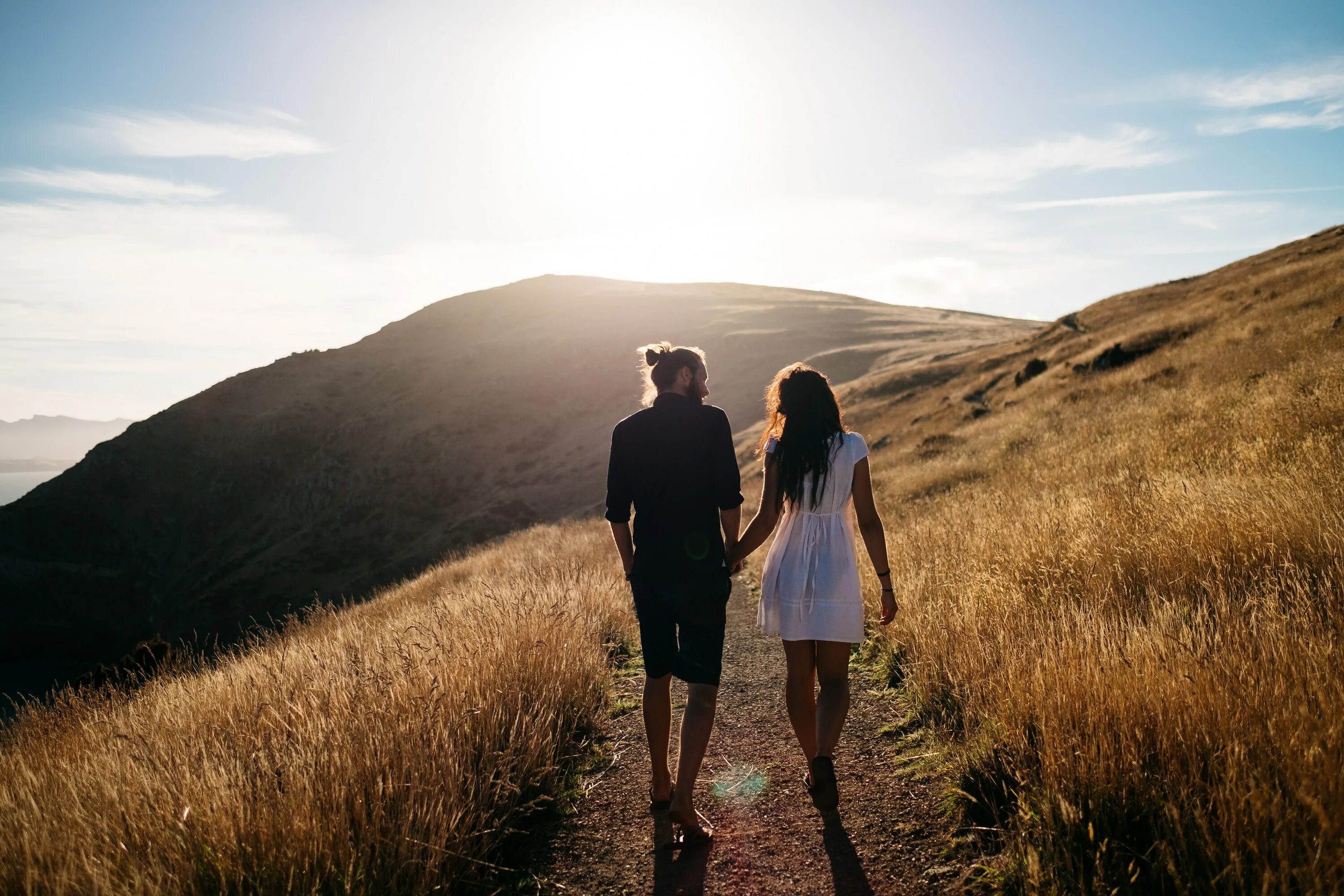 Natural couple. Влюбленные в горах. Парень и девушка идут по дороге. Счастливая пара в горах. Путешествие вдвоем.