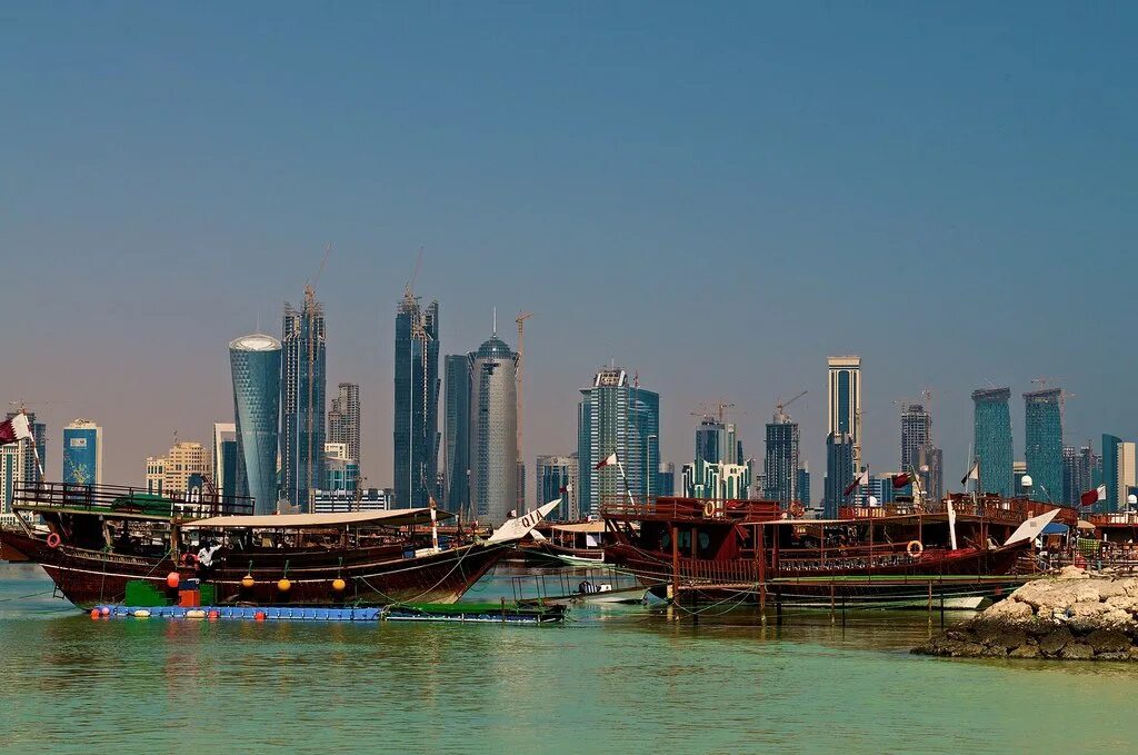 Самая жаркая страна в этом году. Доха. Доха город. Доха набережная Корниш вид сверху. Катар Доха фото.