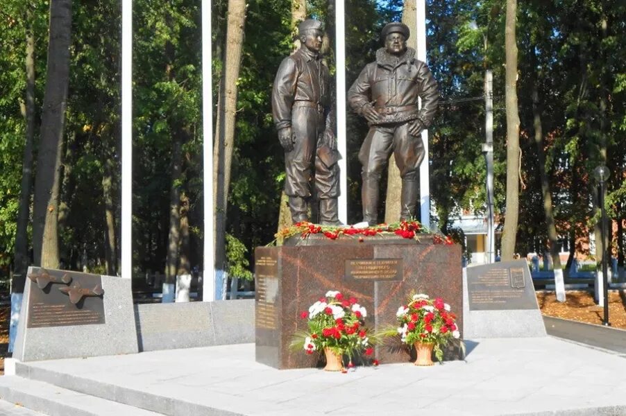 Памятник полка нормандия неман иваново. Иваново полка нормандия неман. Памятник авиамеханику в левцово. Памятник круглову в красково. Памятник круглову в коренево.