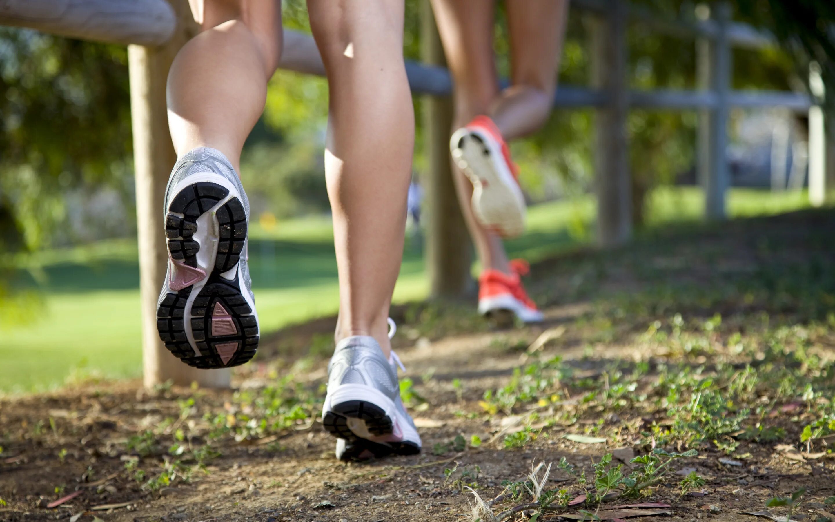 Бег при плоскостопии. Running Shoes. The Runner. Постановка стопы при беге фото ног. Running Legs.