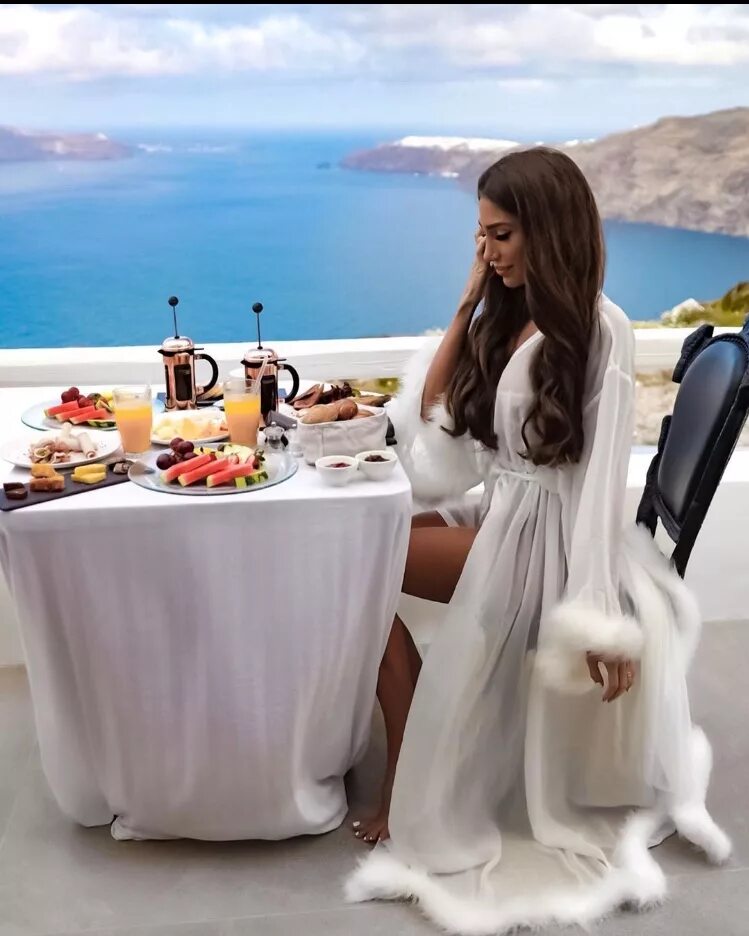 шикарная жизнь. как отдыхает золотая молодежь. этот персонаж любит роскошь и развлечения. этот персонаж любит роскошь и развлечения. лакшери мужчина.