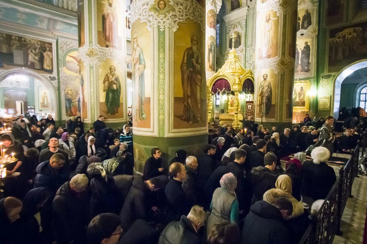 Вечерня с чином прощения сколько по времени. Великая вечерня чин прощения. чин прощения в прощенное воскресенье за вечерним богослужением. прощеное воскресенье в храме фото. чин прощения сколько длится по времени.