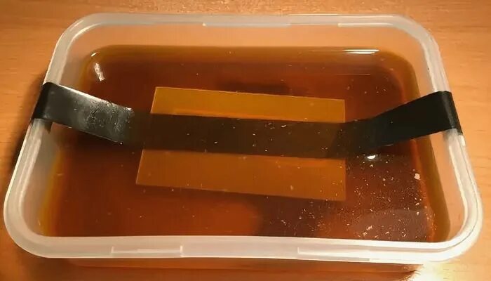 Хлорное железо для травления плат. Травление плат в хлорном железе. травление печатных плат хлорным железом. травление меди печатных плат. травление меди хлорным железом.