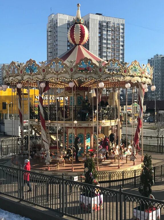 Парк горького москва карусели. Карусель на дмитрия донского аттракцион. Парк горького карусели. Парк горького аттракционы для детей. Парк горького аттракционы.
