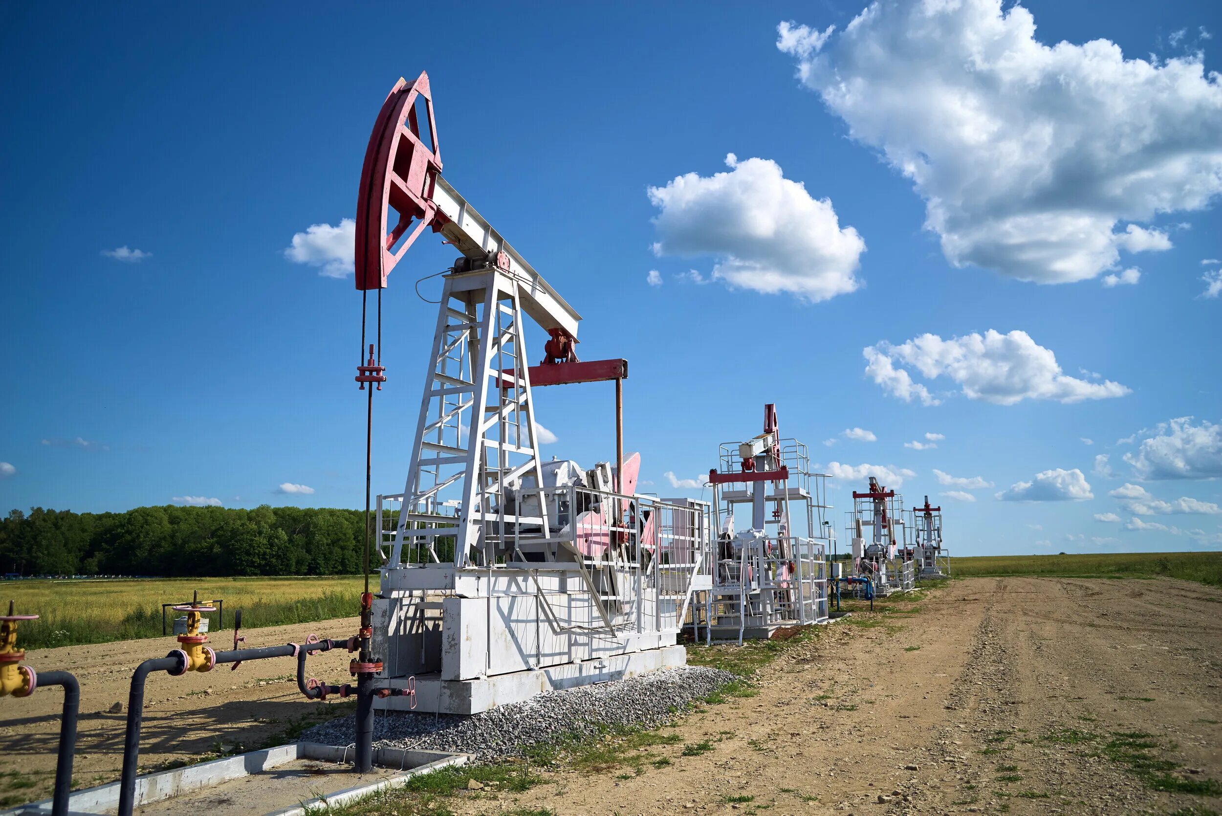 Добыча нефти осуществляется. Нефтедобыча в россии. добыча нефти. добыча нефти в россии. добыча нефти и газа в россии.