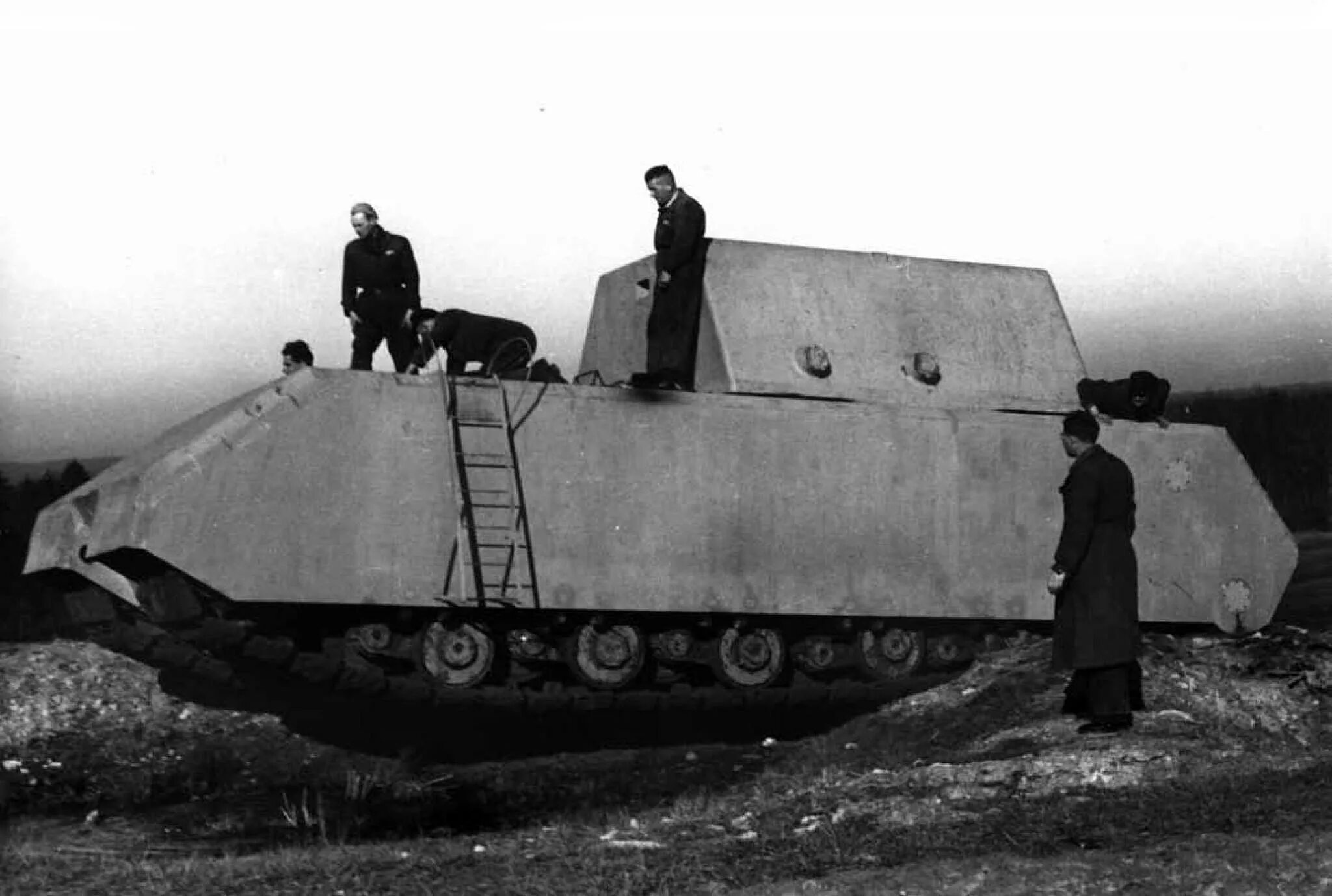 Маус экипаж. Танк маус 2. танк маус 1945. маус 4 танк.