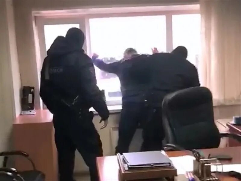 Задержание является. Задержание сотрудника нефтяной компании в нижневартовске. омон задержали взяточника. омон нижневартовск сотрудники. обыски в нижневартовске.