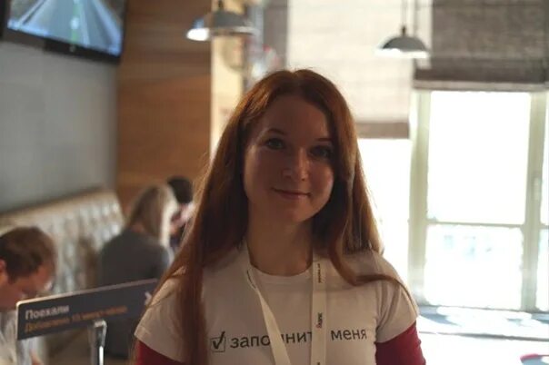 Оксана мандрыка голос яндекс навигатора. Девушка озвучивающая яндекс навигатор. Аниса муртаева голос. Девушка озвучивает. Оксана яндекс навигатор.