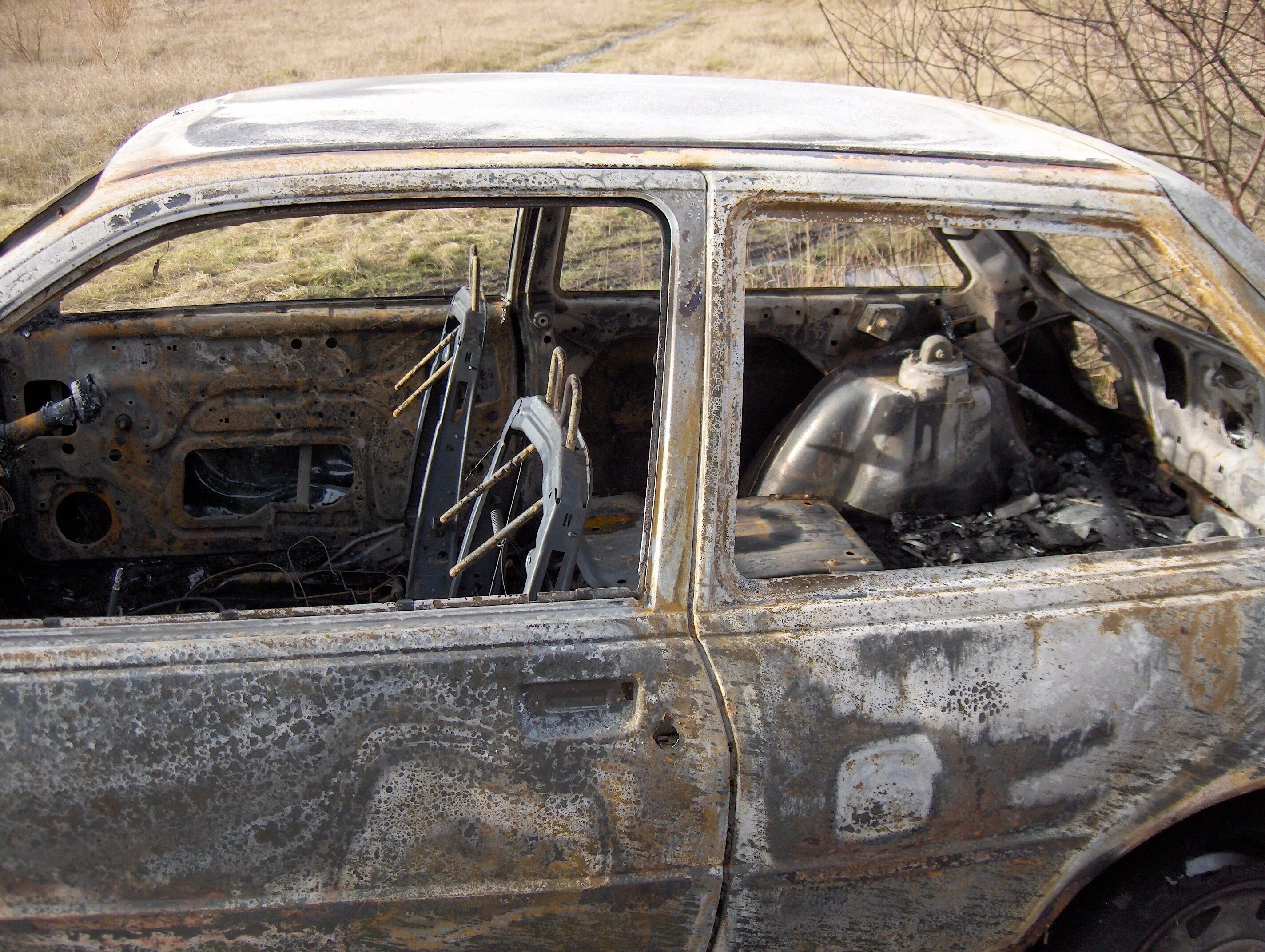 Найдены 1 автомобиль найдено 1 лицо. Обгоревшие трупы в авто.