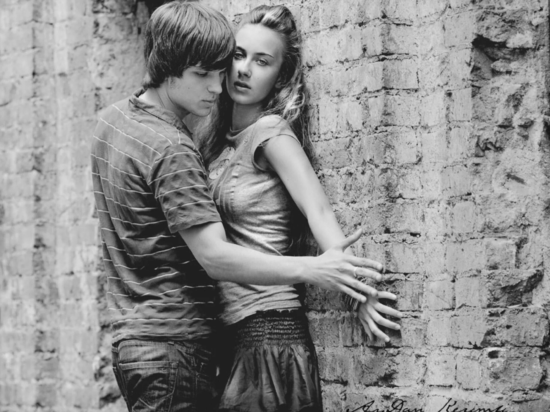 Подростковая влюбленность. Прижал к стене. Влюбленный подросток. Парень и девушка у стены.