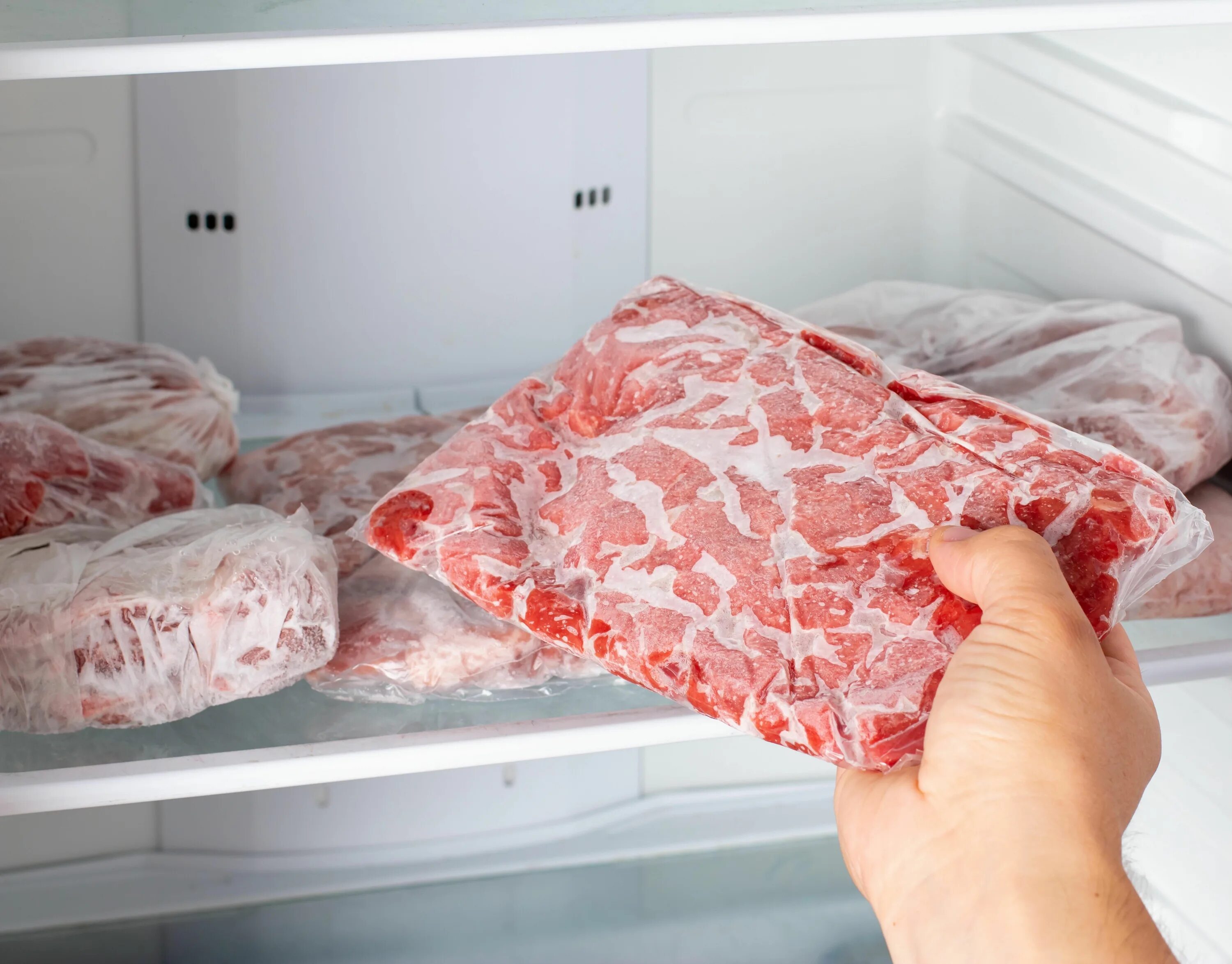 Сколько размораживать мясо. Замороженное мясо в морозилке.