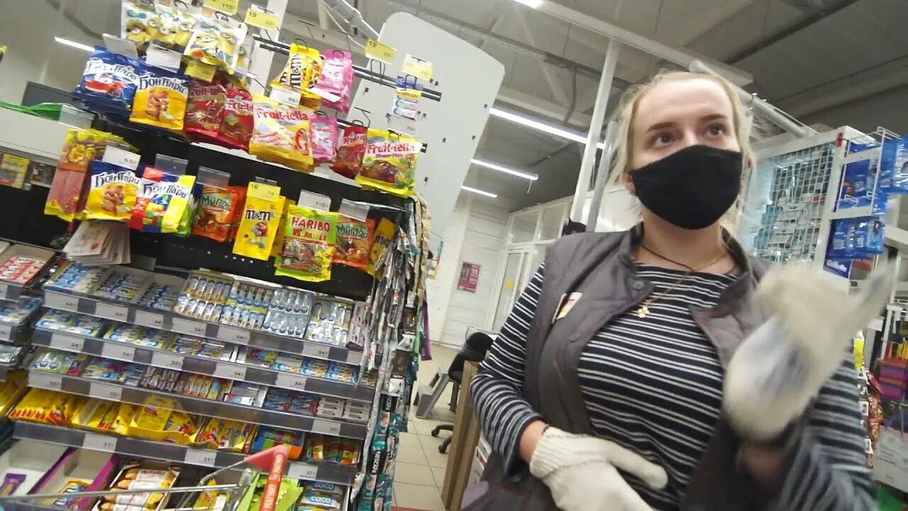 Покупатели в магазине пятерочка. Перекресток магазин охранник. Просрочка липецк. Прасрочка патруль фото блогера. Просрочка липецк.
