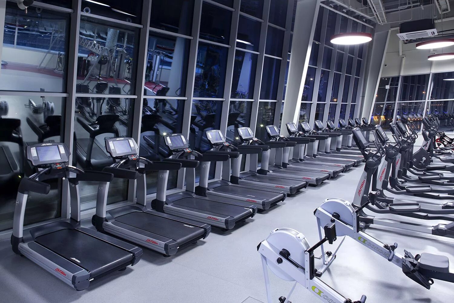 World class екатеринбург макаровский. World class фитнес москва. Спортзал world class москва. Тренажерный класс. Свет в тренажерном зале.