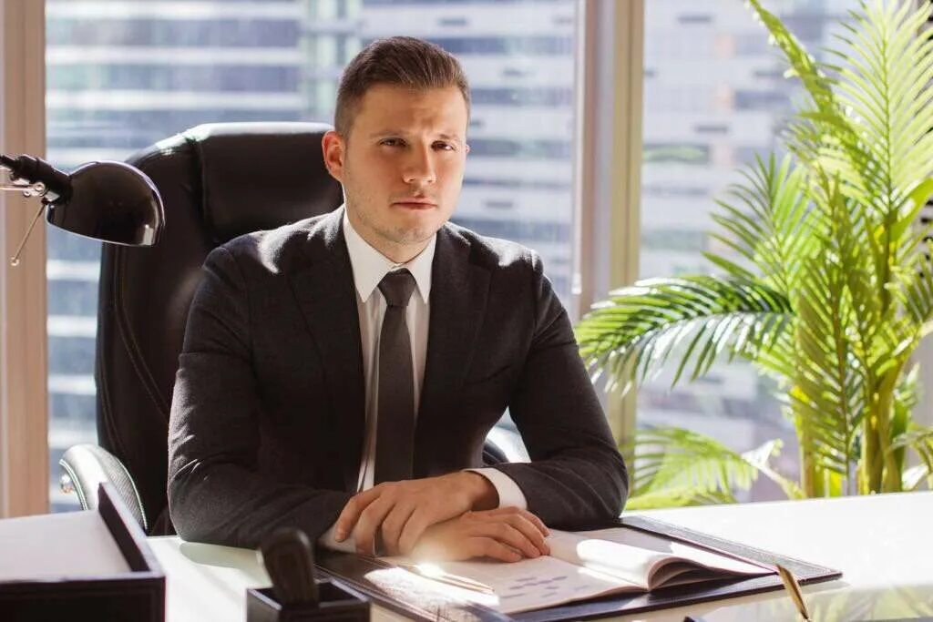 красивый риэлтор. красивый риэлтор. менеджер по недвижимости. кризис недвижимости. агент по недвижимости.