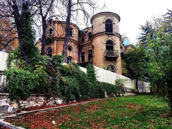 Дача гукасова в пятигорске. Дача эльзы или дом с привидениями пятигорск. Дача эльзы в пятигорске. Дача эльзы в пятигорске история. Дача эльзы или дом с привидениями пятигорск.