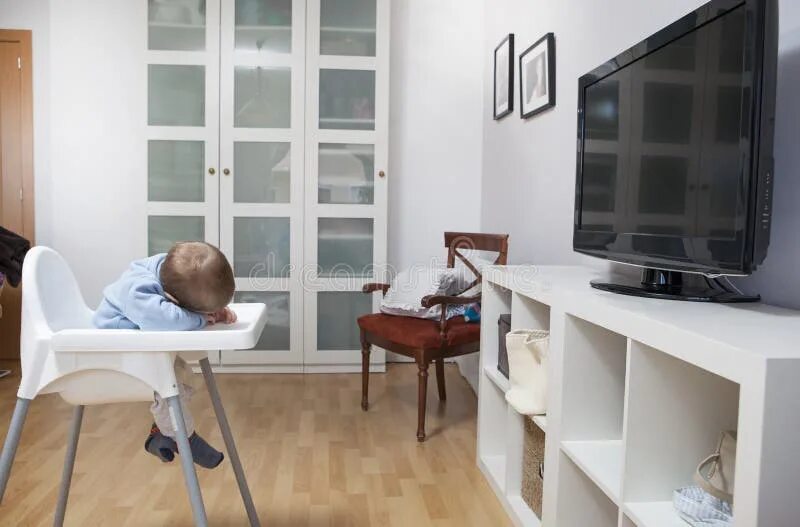 Tv feeding. Телезависимость картинки. Семья у телевизора. Жилье для сотрудников. Фидеры для телевизоров.