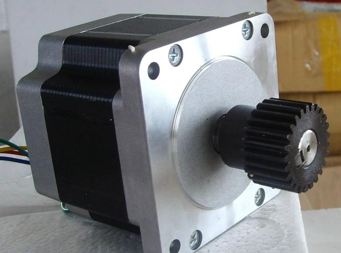 Электродвигатель с клиноременной передачей. Электродвигатель 250 вт. Двойной шкив на двигатель b15d2. Двигатель со шкивом. Двигатель со шкивом.