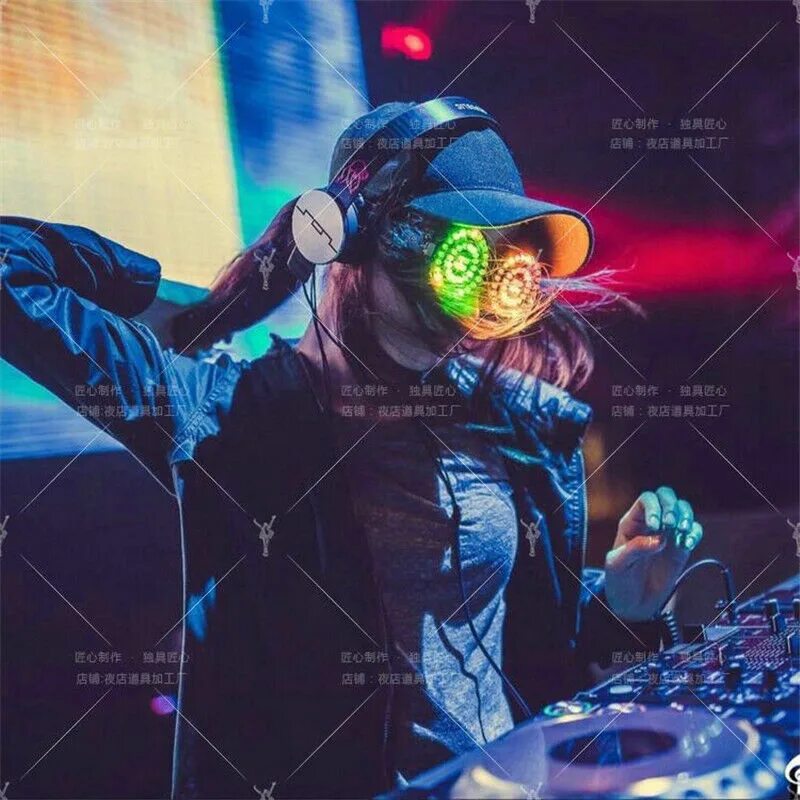 Night club music. Диджей на пляже. Толпа людей на танцполе. Night club music. Улыбающийся диджей.