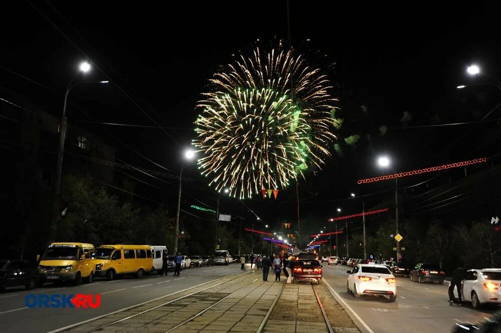 праздник в городе нашем. салют орск. день города орск. с днем рождения город орск. демонстрация 1 мая колонна профсоюза.