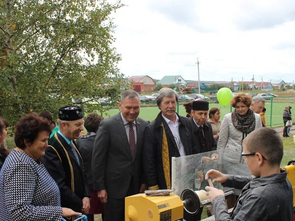 Погода в тат канадей. Мечеть тат сайман. Мечеть в татарском канадей. Село татарский канадей. Праздник урожая у татар.